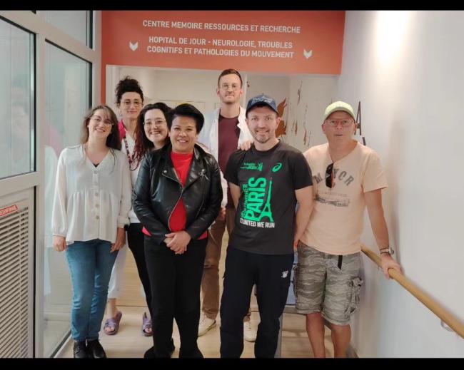 Photo d'une partie de l'équipe neurologique avec Monsieur LE BOURDIEC