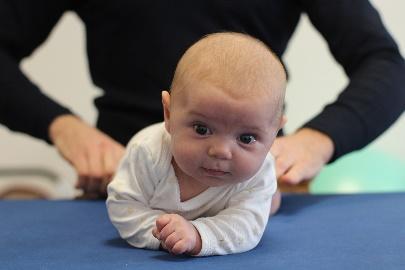 Bébé ventre à plat