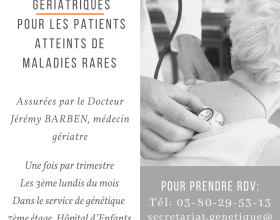 Dame âgée se faisant osculter par un médecin